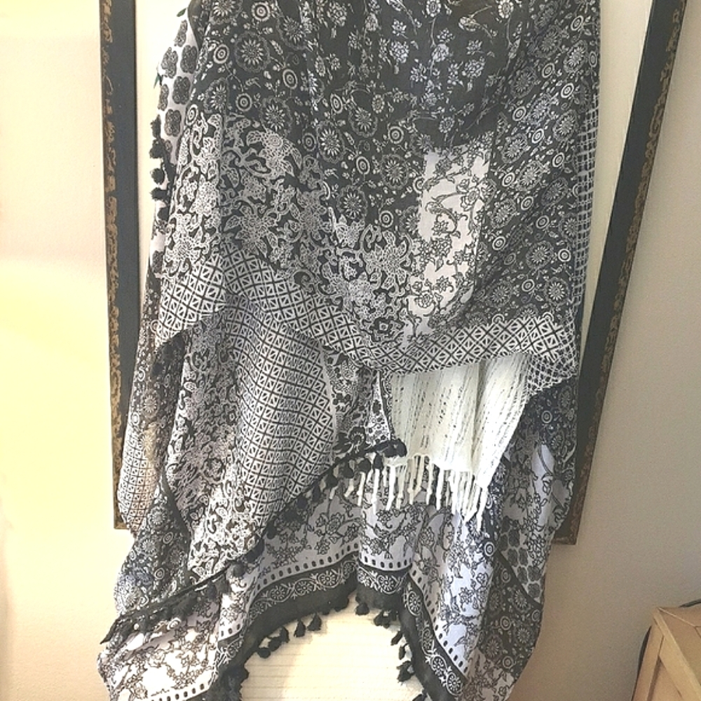 Shawl/Wrap. Lightweight. Sonoma Blk & Wht.